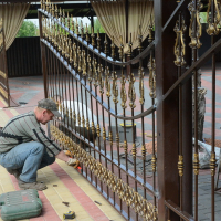 Забор с полимерной ковкой