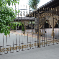 Забор с полимерной ковкой