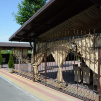 Забор с полимерной ковкой