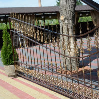 Забор с полимерной ковкой