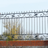 Забор с коваными элементами