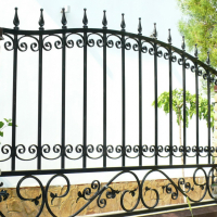 Забор с коваными элементами